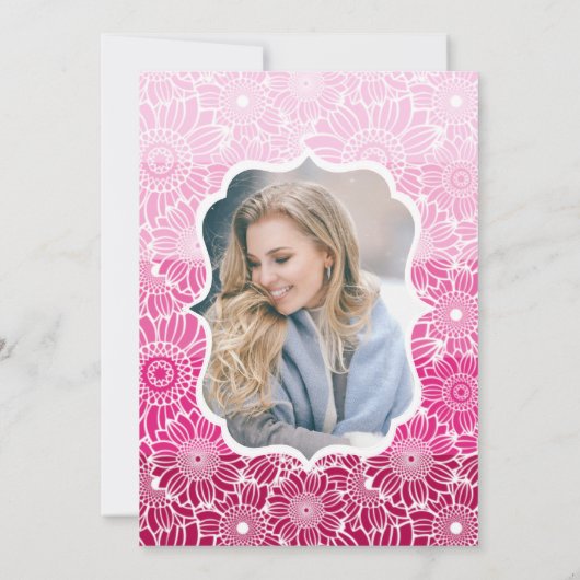 トレンディーピンクストライプフローラフォト誕生日 招待状 (裏面)