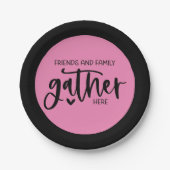 トレンディーピンクブラックフレンズ家族ここに集まる引用文 ペーパープレート (正面)