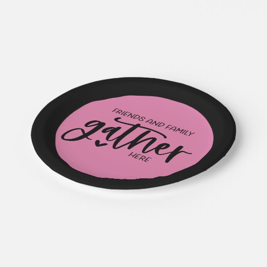 トレンディーピンクブラックフレンズ家族ここに集まる引用文 ペーパープレート (アングル)