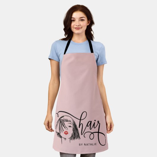 トレンディーピンクヘアシック エプロン (着用した状態)
