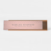 トレンディーピンクローズ金ゴールドシボモダンロンモノグラムの デスクネームプレート (正面)