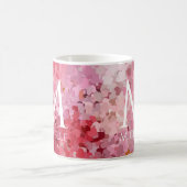 トレンディーピンク赤いハートテンプレートモノグラムイニシャル コーヒーマグカップ (中央)