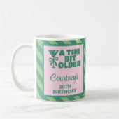 トレンディーピンク&グリーンA Tiniビット30歳の誕生日 コーヒーマグカップ (左)