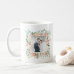 トレンディーピーチフローラ水彩写真付き コーヒーマグカップ<br><div class="desc">美しい桃とクリーム色の花にティール（緑がかった色）と緑のが付いたゴージャス葉マグ。自分の写真を追加してパーソナライズする。</div>