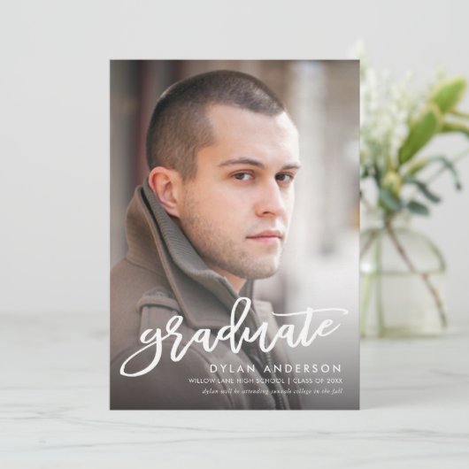 トレンディーブラシスクリプト写真の卒業発表 案内状 (スタンド正面)