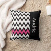 トレンディーブラックとホワイトのシボロンピンク（名前あり） クッション (ブランケット)