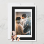 トレンディーブラックフレームフォトミニマリスト日付を保存 招待状 (裏面)