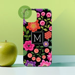 トレンディーブラックフローラルパターカスタムンとモノグラム Case-Mate iPhone 14ケース<br><div class="desc">可愛いデザインとカラフル春の花はっきりした、黒い背景と独身のイニシャル。</div>