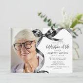 トレンディーブラックボウフォトお祝いの生活 招待状 (スタンド正面)