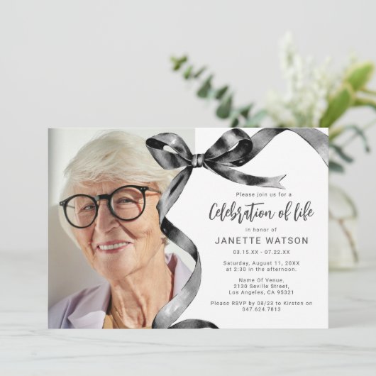 トレンディーブラックボウフォトお祝いの生活 招待状 (スタンド正面)