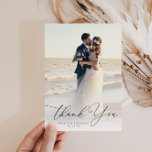 トレンディーブラック結婚スクリプトの感謝してい写真 サンキューカード<br><div class="desc">手モダンレタリングブラックスクリプトと新婚の素敵な写真、イメージと文字が可能でパーソナライズされたす。</div>