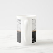 トレンディーブラック&ホワイト大理石 – あなたの手紙を追加 ボーンチャイナマグカップ (裏面)