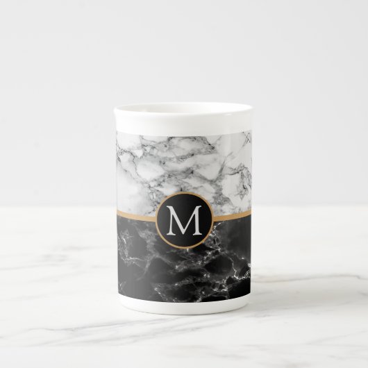 トレンディーブラック&ホワイト大理石 – あなたの手紙を追加 ボーンチャイナマグカップ (正面)