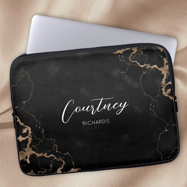 トレンディーブラック&金ゴールドマーブルスクリプトモノグラム名 ラップトップスリーブ (Black marble and gold glitter personalized laptop sleeve with space for your name or logo)