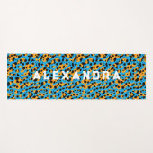 トレンディーブルーとオレンジヒョウの柄と名前 ヨガマット (正面(横))