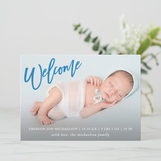 トレンディーブルーウェルカムスクリプトとフォトベビー誕生 案内状 (スタンド正面)