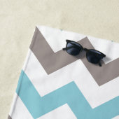 トレンディーブルーグレーシェブロンパターン ビーチタオル (インサイチュ)