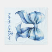 トレンディーブルーパーソナライズされたボウ名モノグラム フリースブランケット (正面(横))