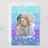 トレンディーブルーミントストライプフローラフォト誕生日 招待状 (裏面)