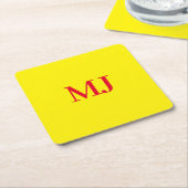 トレンディープレーンシンプルイエローレッドモノグラムイニシャル スクエアペーパーコースター (アングル)