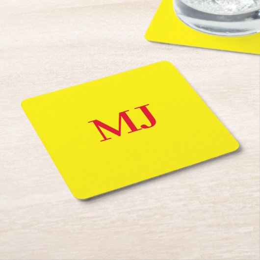 トレンディープレーンシンプルイエローレッドモノグラムイニシャル スクエアペーパーコースター (アングル)