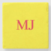 トレンディープレーンシンプルイエローレッドモノグラムイニシャル ストーンコースター (正面)