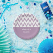 トレンディーペンシルパープルシェブロンジガッズと名前 ペーパープレート (パーティー)