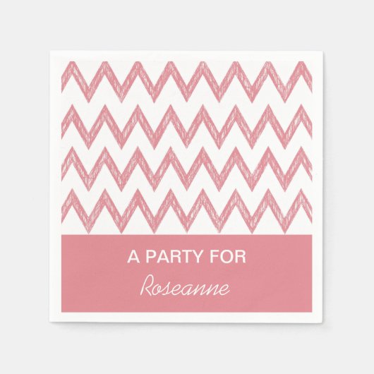 トレンディーペンシルライトピンクシェブロンジガグと名前 スタンダードカクテルナプキン (正面)