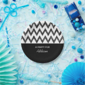 トレンディーペンシル黒と白のシェブロン（名前あり） ペーパープレート (パーティー)