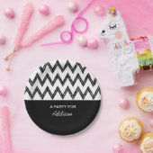 トレンディーペンシル黒と白のシェブロン（名前あり） ペーパープレート (パーティー)