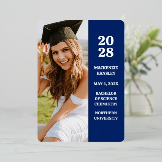 トレンディーホイモダンル写真の卒業発表 箔招待状 (立ち正面)