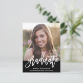 トレンディーホワイトブラシスクリプトの卒業招待状 ポストカード (スタンド正面)