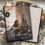 トレンディーモダンのクリスマスカップルの写真 シーズンカード<br><div class="desc">トレンディーのモダン街の休日の写真のフラットグリーティングカードとカップルの写真と名前と文字列のラシンプルイトと休日のツリーとミニマルの背景を持つ。スモーキーなニュートラルカラー。この写真は、自分のクリエイティブの休日の写真に置き換える必要があるプレースホルダである。</div>