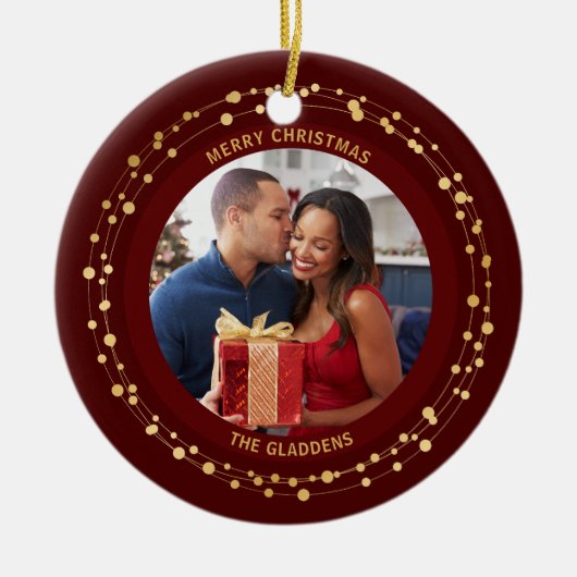 トレンディーモダンクリスマスダーク金ゴールドアクセントのカップル セラミックオーナメント (正面)