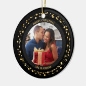 トレンディーモダンクリスマスダーク金ゴールドアクセントのカップル セラミックオーナメント (左)