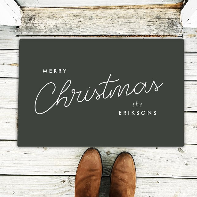 トレンディーモダンクリスマス |森の緑の濃い夕暮れ ドアマット (Modern forest green Christmas doormat by Guava, featuring stylish white script & custom name option)