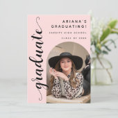 トレンディーモダンシックなスクリプトピンク卒業パーティー 招待状 (スタンド正面)