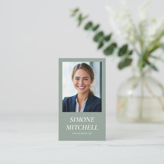 トレンディーモダンセージグリーンソーシャルメディアプロフェッショナル 名刺 (スタンド正面)