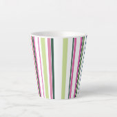 トレンディーモダンニューピンクグリーンホワイトストライプズ カフェラテマグ (正面)