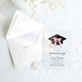 トレンディーモダンピンクボウ卒業キャップ卒業 アクリル招待状