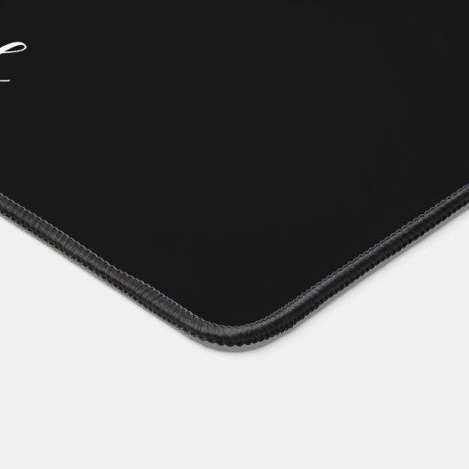 トレンディーモダンホワイトスクリプト名On Black Desk Mat デスクマット (コーナー)
