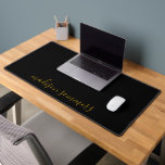 トレンディーモダン金ゴールドスクリプト名Black Desk Mat デスクマット<br><div class="desc">この黒いデスクモダンマットを金ゴールド・スクリプトで自分の名前でパーソナライズモダンする。学生のための完璧な新学期ギフト。手書きかわいらしスタイルスクリプトの種類のフロー。</div>