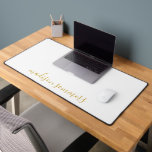 トレンディーモダン金ゴールドスクリプト名White Desk Mat デスクマット<br><div class="desc">この白いデスクモダンマットを金ゴールドスクリプトで自分の名前でパーソナライズモダンする。学生のための完璧な新学期ギフト。手書きかわいらしスタイルスクリプトの種類のフロー。</div>