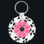 トレンディーモノグラムのピンクと黒の花（名前） キーホルダー<br><div class="desc">ピンクと黒のトレンディーの花とリースのパターガーリーンを持つキュートでデイジーのモノグラムのキーチ葉ェン。あなたの名前とスタイリッシュイニシャルを追加して、このシックでキーリングをパーソナライズモノグラムのする。</div>