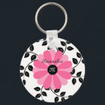 トレンディーモノグラムのピンクと黒の花（名前） キーホルダー<br><div class="desc">ピンクと黒のトレンディーの花とリースのパターガーリーンを持つキュートでデイジーのモノグラムのキーチ葉ェン。あなたの名前とスタイリッシュイニシャルを追加して、このシックでキーリングをパーソナライズモノグラムのする。</div>