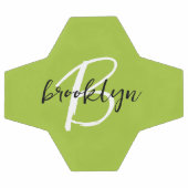 トレンディーライムグリーン白黒スクリプトモノグラム サッカーボール (フラット)