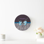 トレンディーレオパードプリントと名前付き青いリボン ラウンド壁時計 (ホーム)