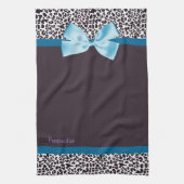 トレンディーレオパード印刷と名前の付いた青いリボン キッチンタオル (縦)