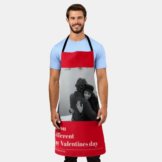 トレンディーレッド引用文と写真 |バレンタインのプレゼント エプロン (着用した状態)