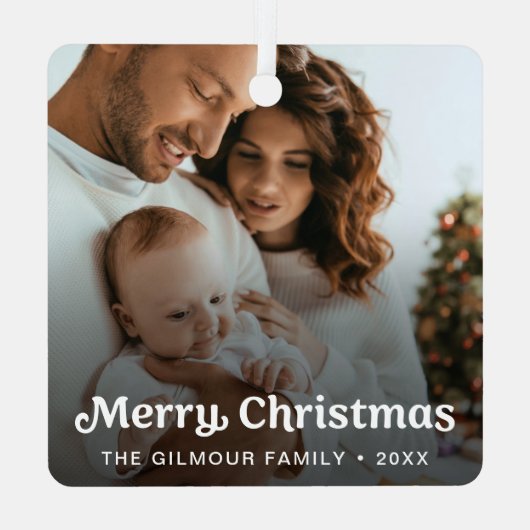 トレンディーレトロタイポグラフィファミリーフォトクリスマス メタルオーナメント (裏面)
